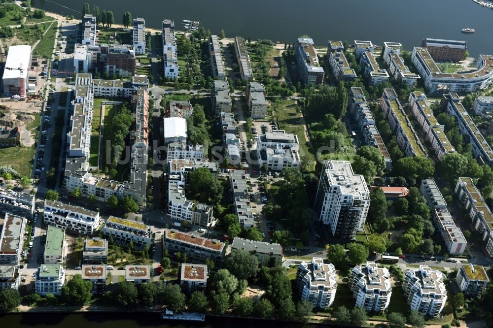 Berlin aus der Vogelperspektive: Insel Alt- Stralau am Ufer des Flußverlaufes der Spree in Berlin