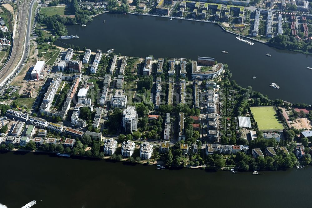 Luftbild Berlin - Insel Alt- Stralau am Ufer des Flußverlaufes der Spree in Berlin