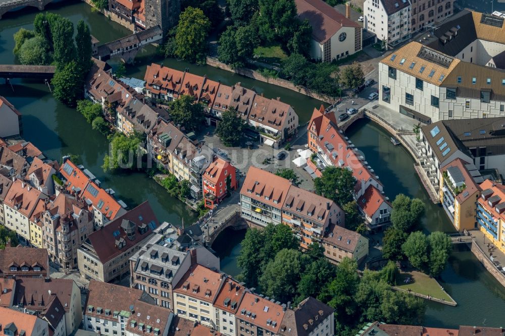 Nürnberg aus der Vogelperspektive: Insel beim Schleifersteg am Ufer des Flußverlaufes der Pegnitz in Nürnberg im Bundesland Bayern, Deutschland