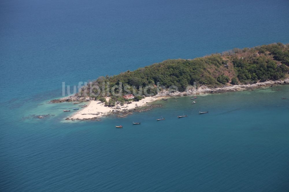 Luftaufnahme Rawai - Insel Ko Bon vor der Stadt Rawai auf der Insel Phuket in Thailand