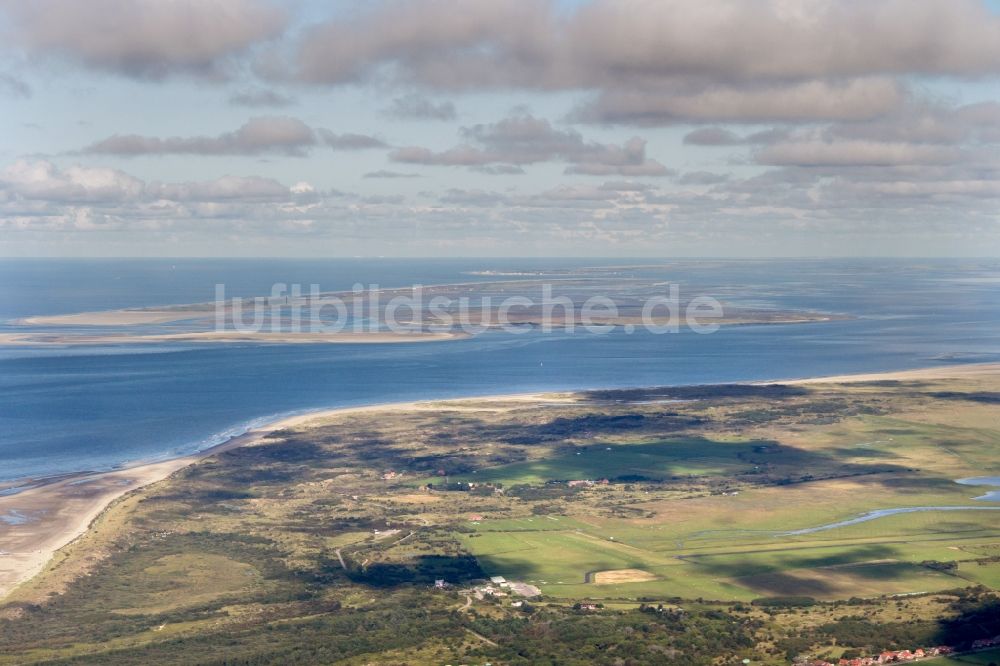 Borkum aus der Vogelperspektive: Insel Borkum mit Ortsbereich in Borkum im Bundesland Niedersachsen, Deutschland