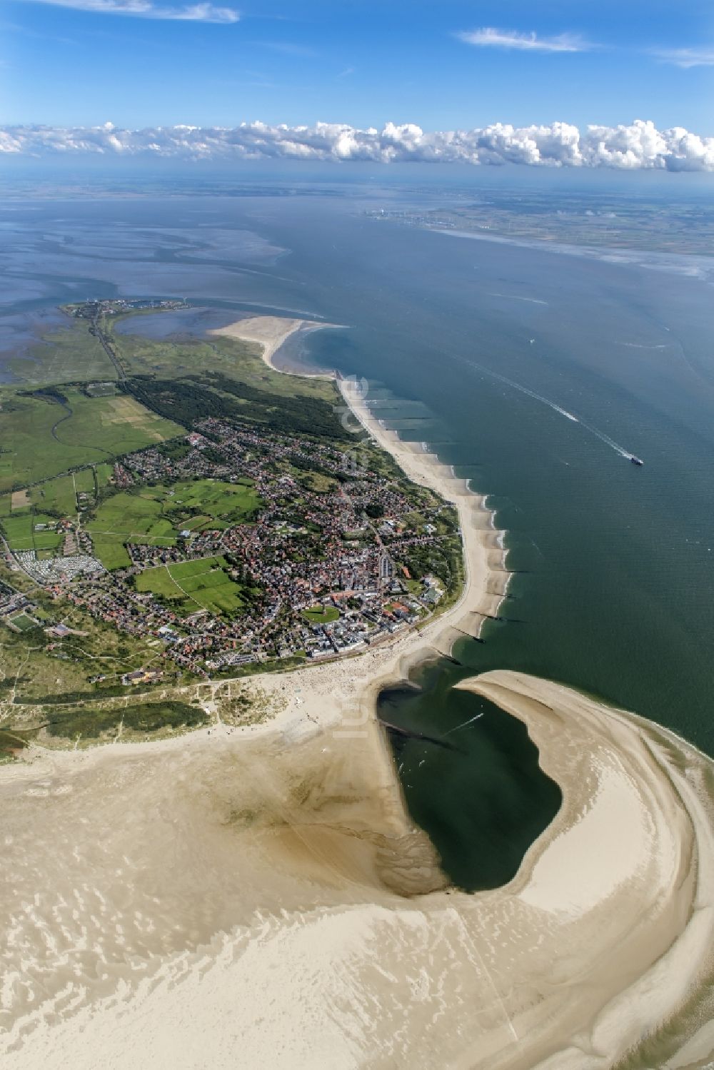 Luftaufnahme Borkum - Insel Borkum mit Ortsbereich in Borkum im Bundesland Niedersachsen, Deutschland