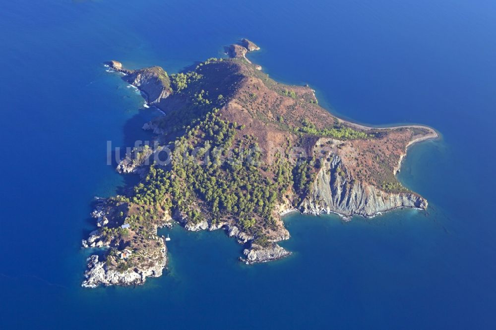 Fethiye von oben - Insel in der Bucht von Fethiye an der Türkischen Ägäis in der Türkei