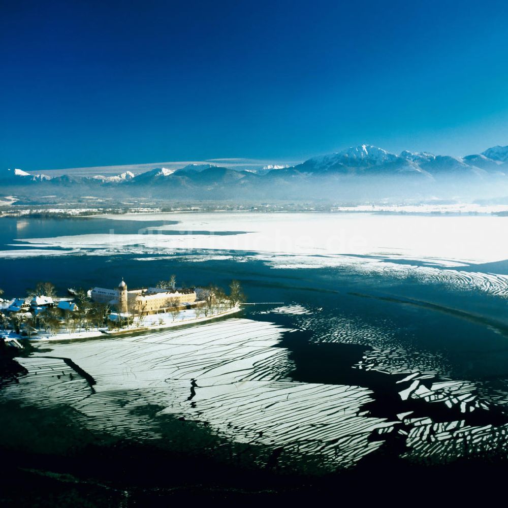 Chiemsee von oben - Insel Frauenchiemsee in Bayern im Winter