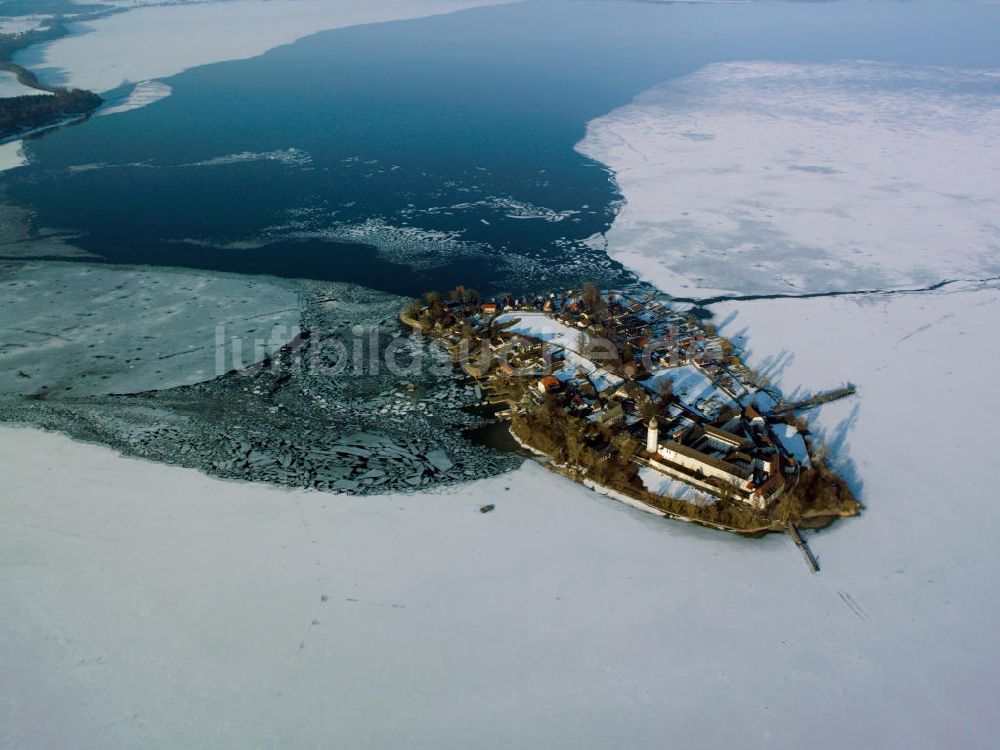 Chiemsee aus der Vogelperspektive: Insel Frauenchiemsee in Bayern im Winter