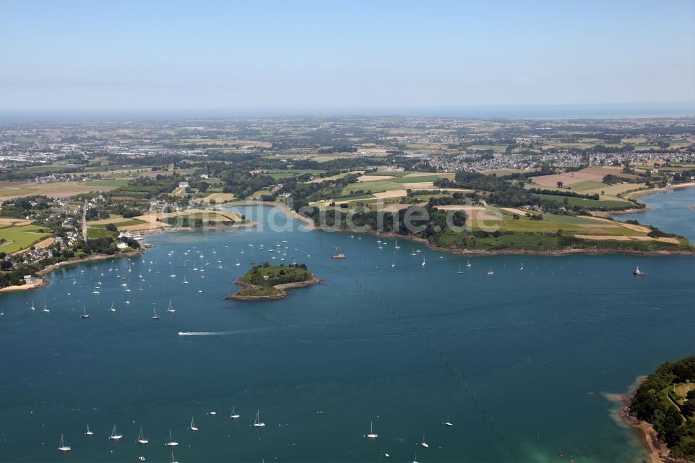 Saint-Malo aus der Vogelperspektive: Insel Harteau am Ufer des Flußverlaufes der Rance bei Saint-Malo in Bretagne, Frankreich