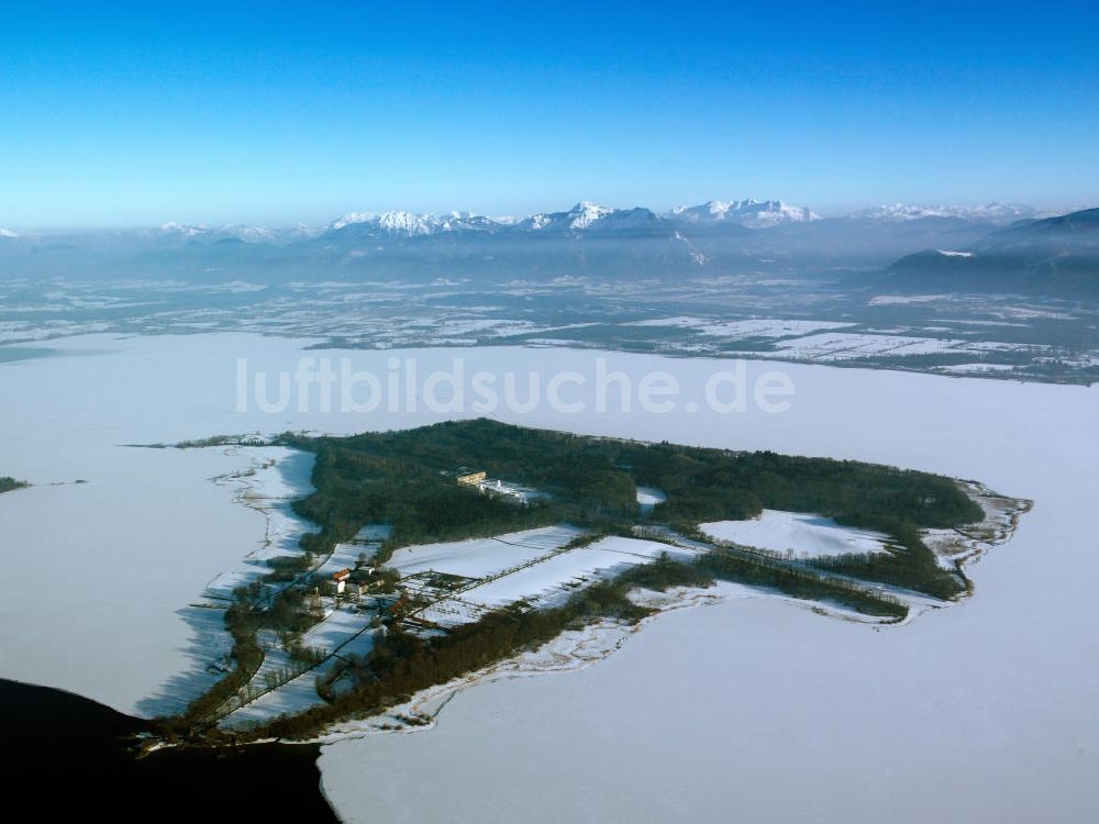 Chiemsee von oben - Insel Herrenchiemsee in Bayern im Winter