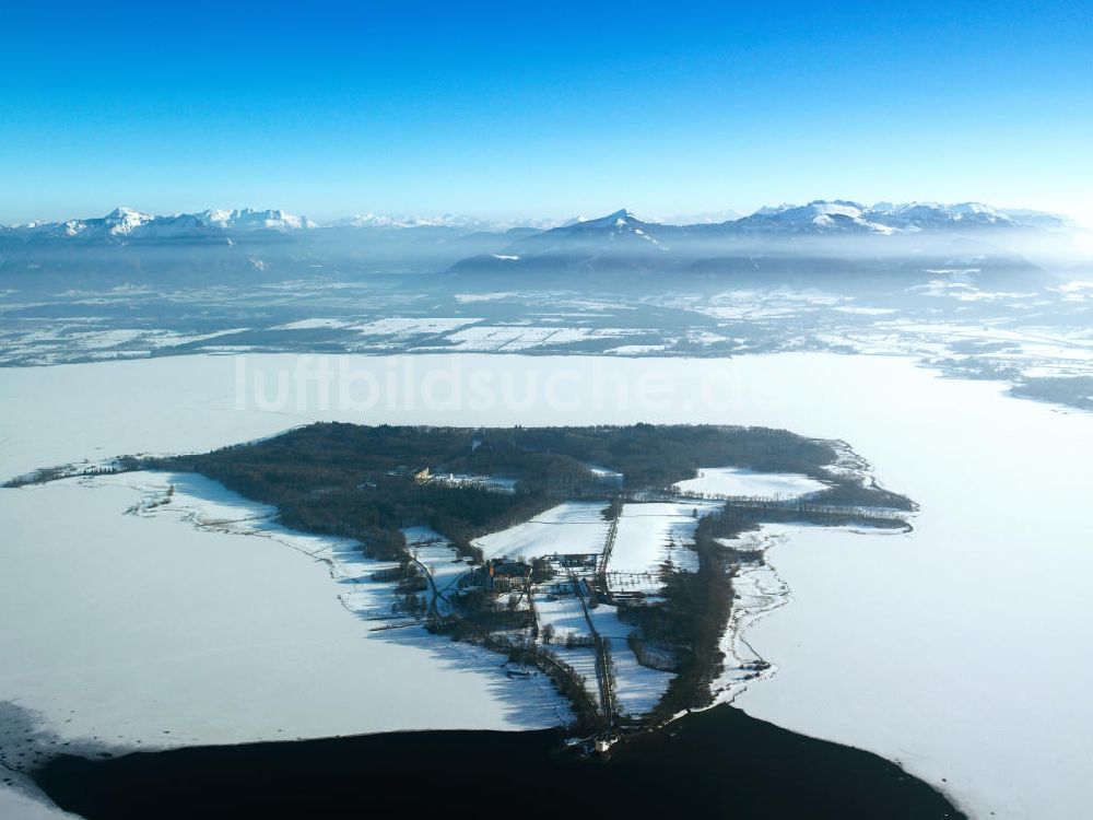 Chiemsee aus der Vogelperspektive: Insel Herrenchiemsee in Bayern im Winter