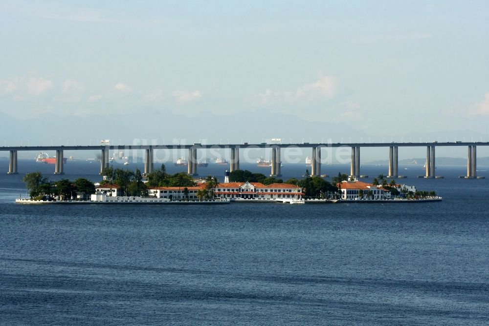 Luftaufnahme Rio de Janeiro - Insel Ilhas das Cobras CIAW am Viadukt Ponte Presidente Costa e Silva an der Küste der Bucht Baia de Guanabra in Rio de Janeiro in Brasilien