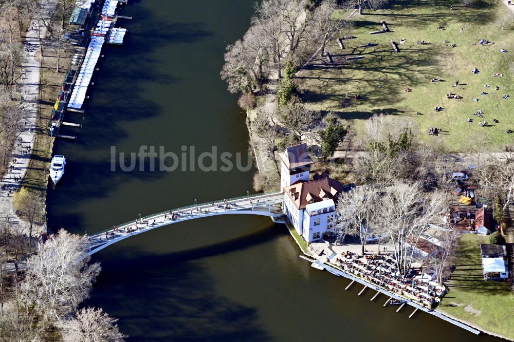 Luftbild Berlin - Insel der Jugend am Ufer des Flußverlaufes der Spree in Berlin, Deutschland