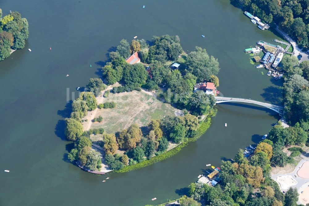 Luftaufnahme Berlin - Insel der Jugend am Ufer des Flußverlaufes der Spree im Ortsteil Treptow in Berlin, Deutschland