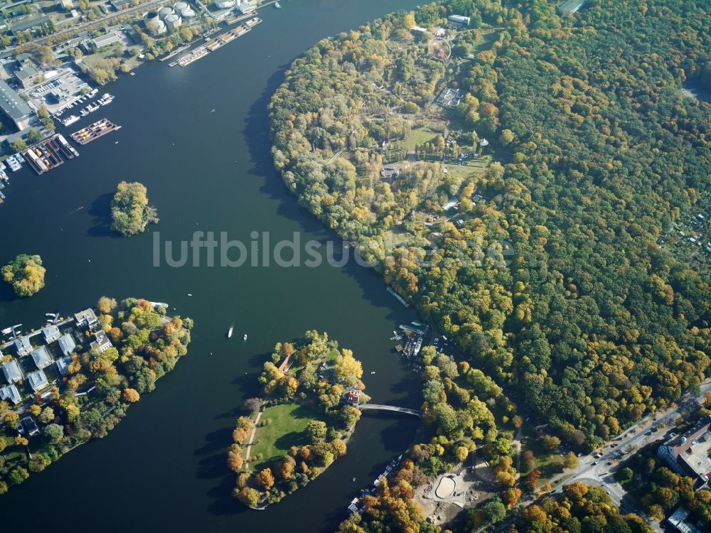 Luftaufnahme Berlin Treptow - Insel der Jugend am Ufer der Speer am Tretpower Park in Berlin