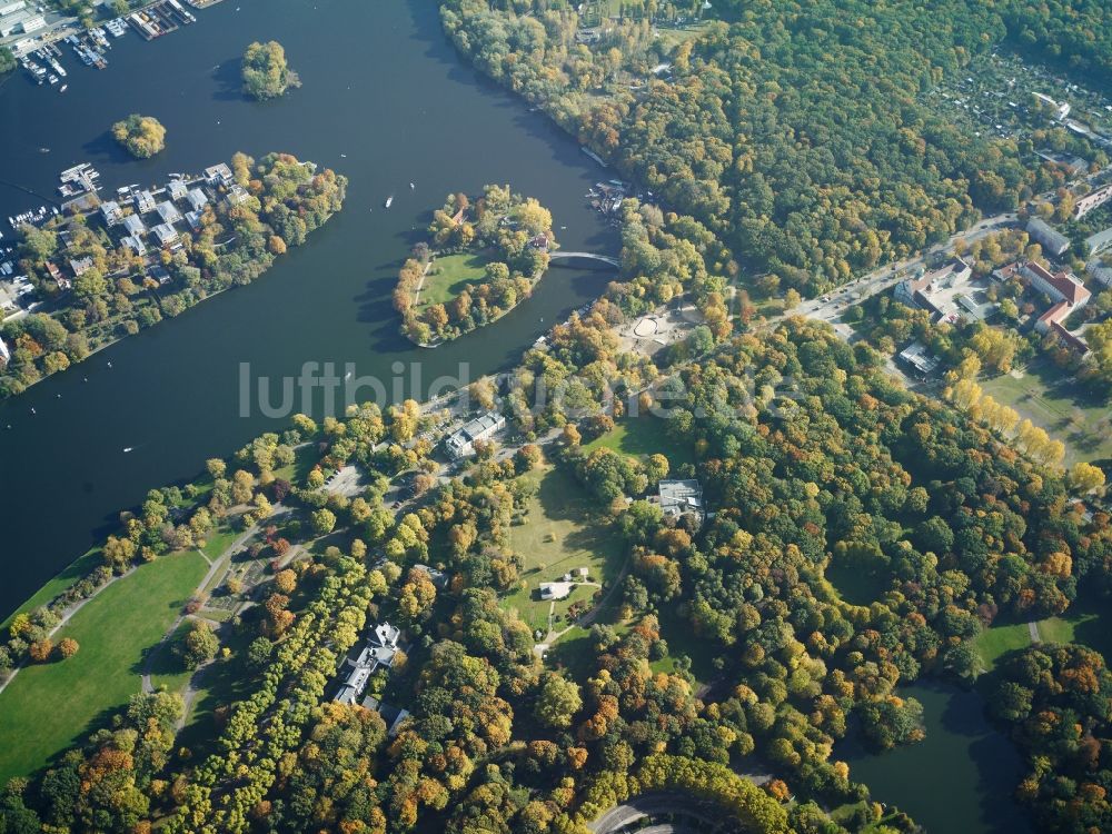 Berlin Treptow aus der Vogelperspektive: Insel der Jugend am Ufer der Speer am Tretpower Park in Berlin