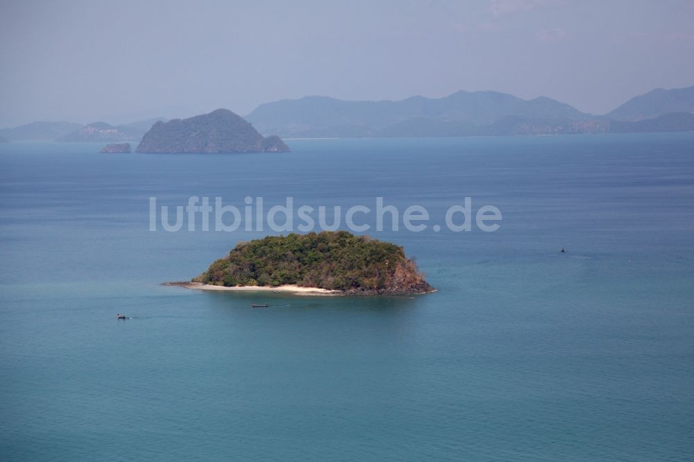 Koh Keaw aus der Vogelperspektive: Insel Ko Mali östlich der Stadt Koh Keaw auf der Insel Phuket in Thailand