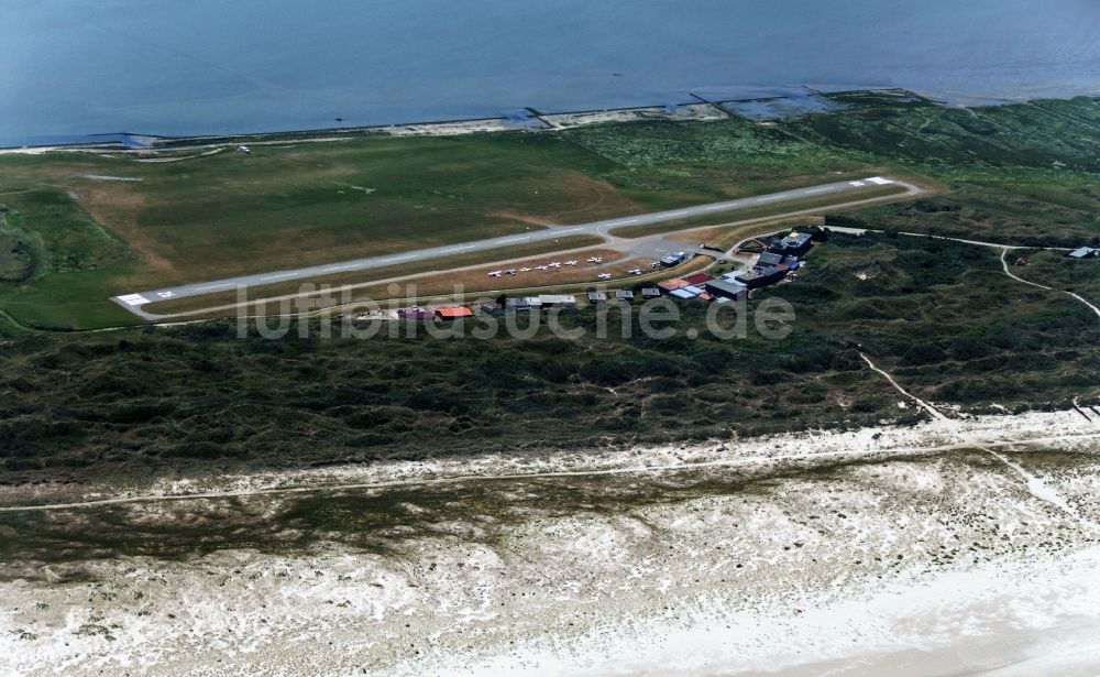 Norderney von oben - Insel Norderney mit Flugplatz im Bundesland Niedersachsen