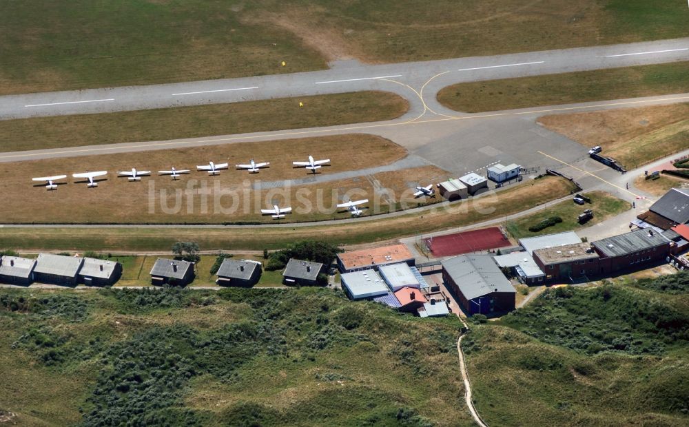 Norderney aus der Vogelperspektive: Insel Norderney mit Flugplatz im Bundesland Niedersachsen