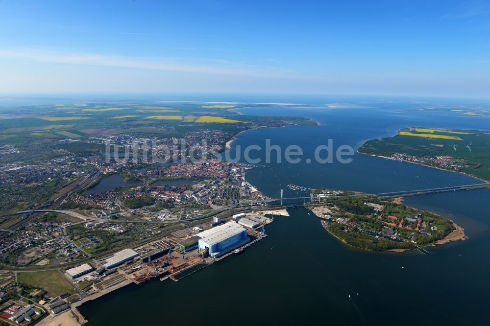 Luftaufnahme Stralsund - Insel mit Ortsbereich im Ortsteil Dänholm in Stralsund im Bundesland Mecklenburg-Vorpommern