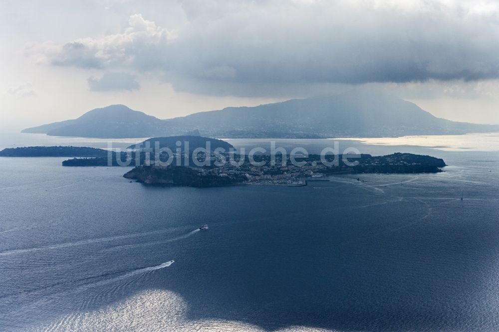 Procida von oben - Insel Procida im Mittelmeer in Italien