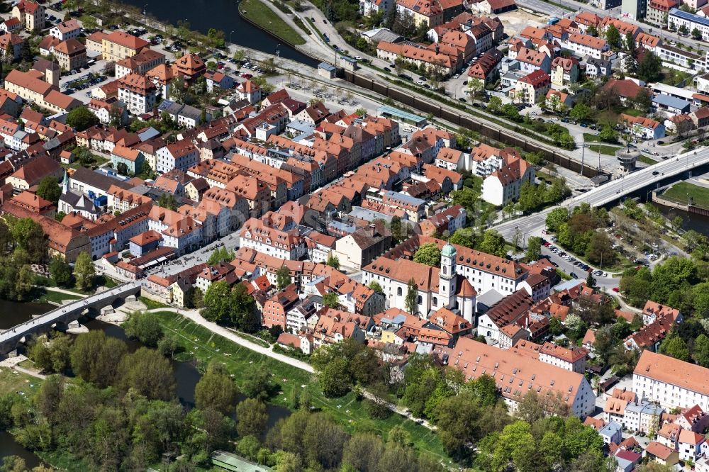 Regensburg von oben - Insel Stadtamhof am Ufer des Flußverlaufes der Donau in Regensburg im Bundesland Bayern, Deutschland