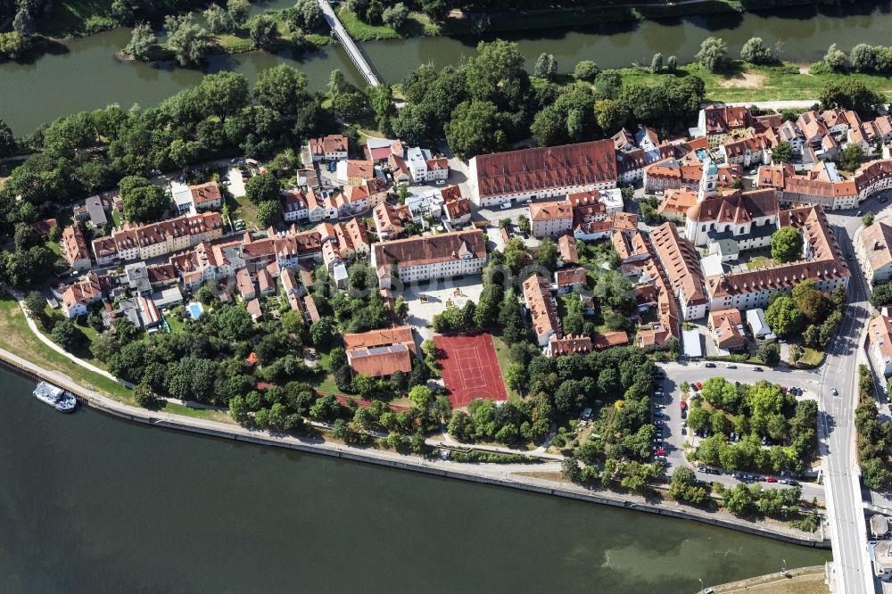 Regensburg aus der Vogelperspektive: Insel am Ufer des Flußverlaufes der Donau, Unterer Wöhrd und Stadtamhof in Regensburg im Bundesland Bayern, Deutschland