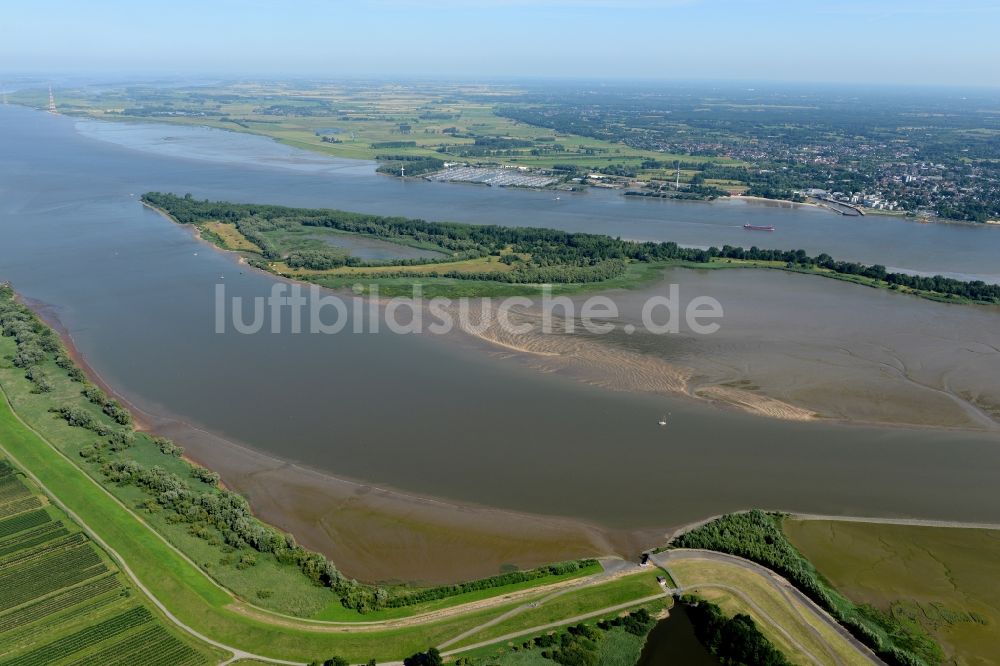 Jork aus der Vogelperspektive: Insel am Ufer des Flußverlaufes der Elbe in Neßsand im Bundesland Niedersachsen