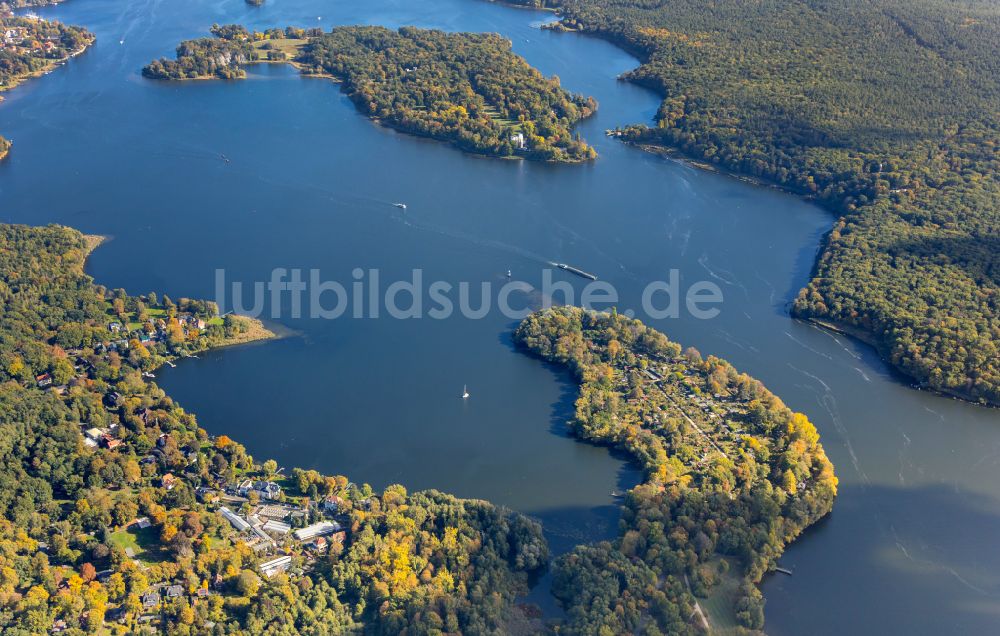 Berlin aus der Vogelperspektive: Insel am Ufer des Flußverlaufes der Havel, der Pfaueninsel, in Berlin, Deutschland