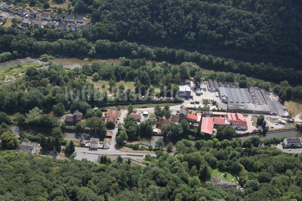 Fachbach aus der Vogelperspektive: Insel am Ufer des Flußverlaufes der Lahn im Ortsteil Auf der Oberau in Fachbach im Bundesland Rheinland-Pfalz, Deutschland