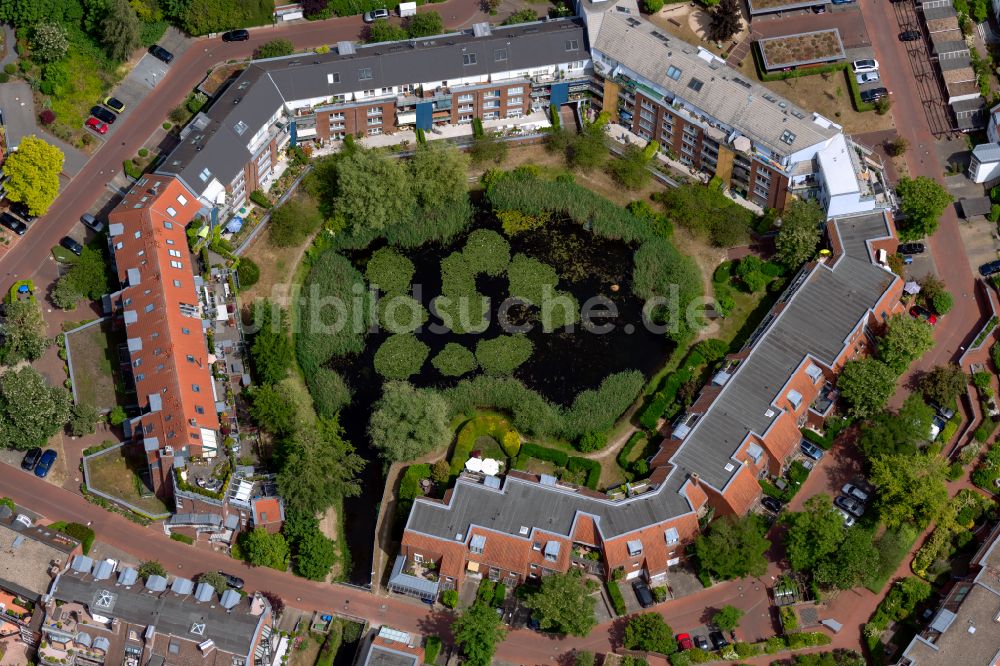 Hannover aus der Vogelperspektive: Insel am Ufer des Flussverlaufes der Leine in Hannover im Bundesland Niedersachsen, Deutschland