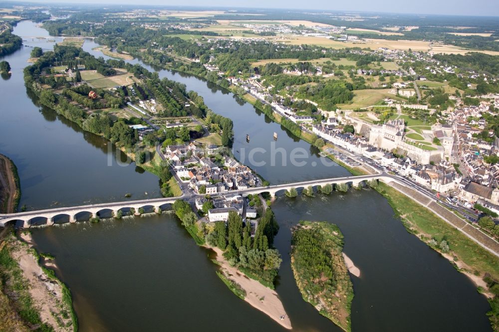 Luftaufnahme Amboise - Insel am Ufer des Flußverlaufes der Loire in Amboise in Centre-Val de Loire, Frankreich