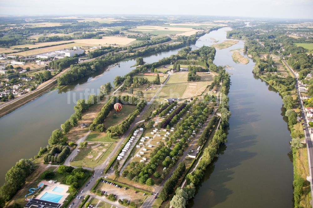 Amboise von oben - Insel am Ufer des Flußverlaufes der Loire in Amboise in Centre-Val de Loire, Frankreich