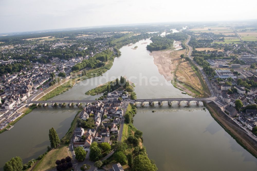 Amboise aus der Vogelperspektive: Insel am Ufer des Flußverlaufes der Loire in Amboise in Centre-Val de Loire, Frankreich