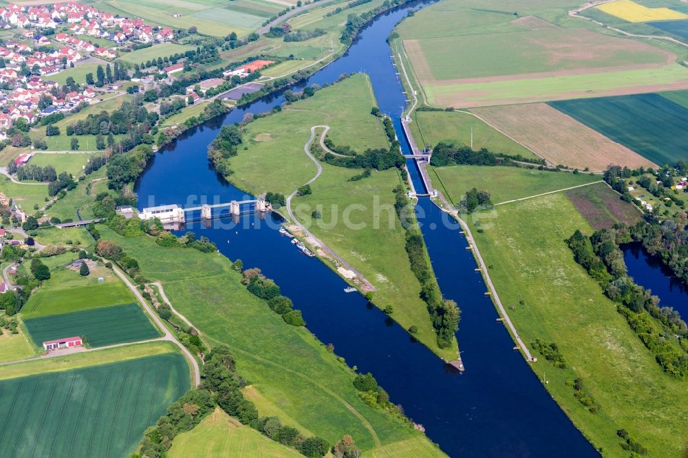 Knetzgau aus der Vogelperspektive: Insel am Ufer des Flußverlaufes des Main in Knetzgau im Bundesland Bayern, Deutschland