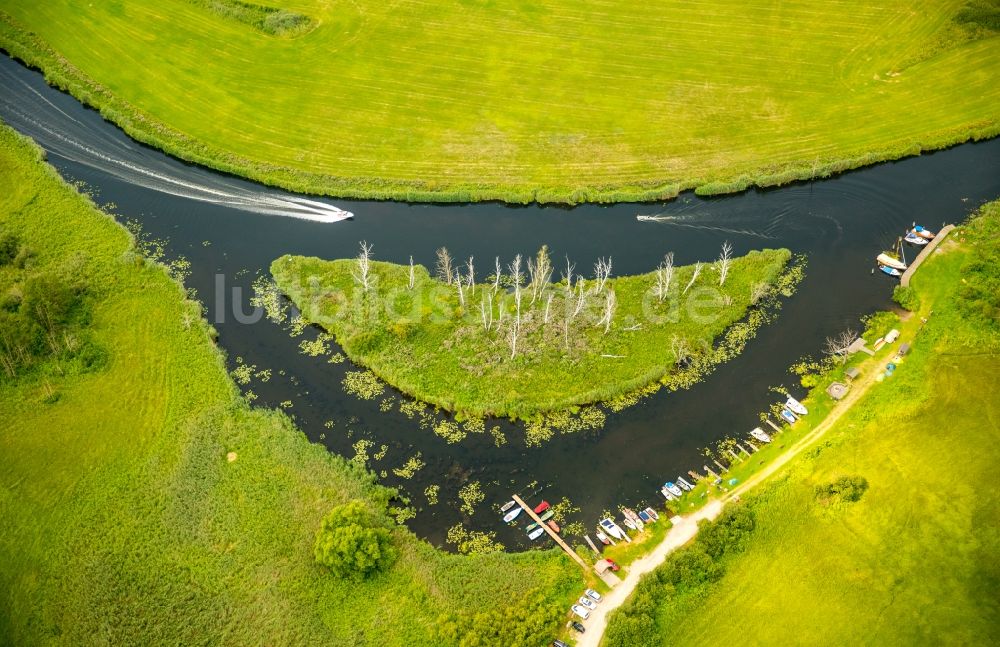 Luftbild Schönfeld - Insel am Ufer des Flußverlaufes der Peene in Schönfeld im Bundesland Mecklenburg-Vorpommern