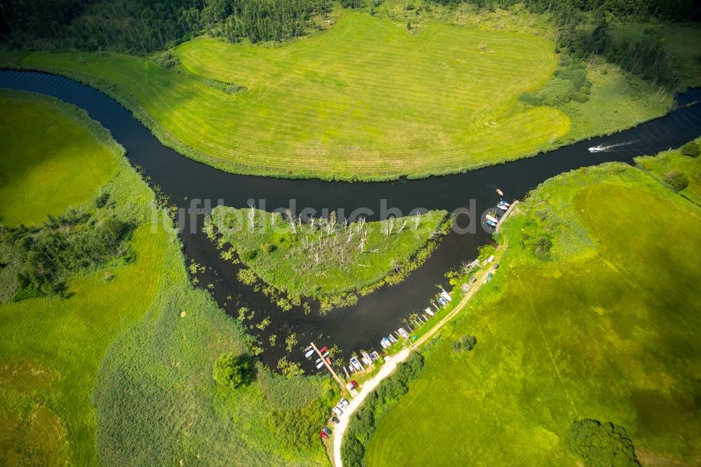 Schönfeld aus der Vogelperspektive: Insel am Ufer des Flußverlaufes der Peene in Schönfeld im Bundesland Mecklenburg-Vorpommern