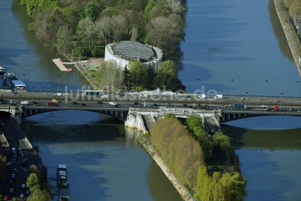 Neuilly-sur-Seine von oben - Insel am Ufer des Flußverlaufes der Senne mit Cercle Nautique de France Complexe Sportif de l'Ile du Pont in Neuilly-sur-Seine in Ile-de-France, Frankreich