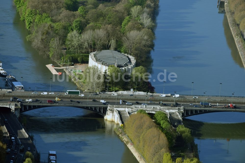 Neuilly-sur-Seine aus der Vogelperspektive: Insel am Ufer des Flußverlaufes der Senne mit Cercle Nautique de France Complexe Sportif de l'Ile du Pont in Neuilly-sur-Seine in Ile-de-France, Frankreich