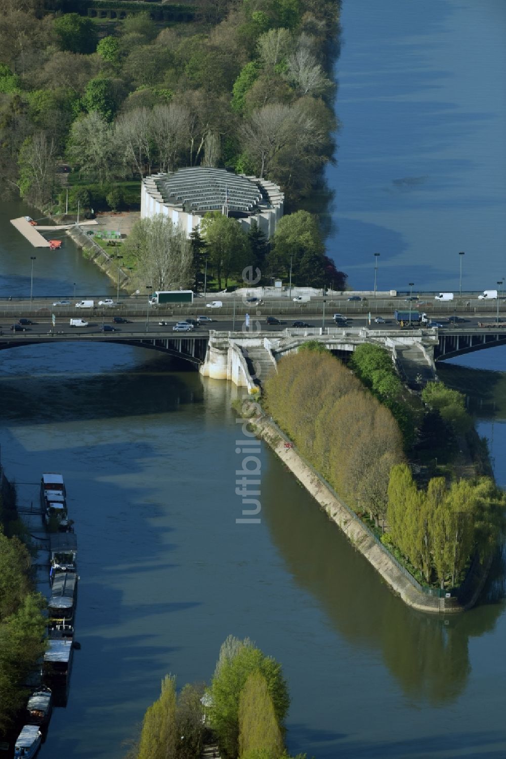 Luftbild Neuilly-sur-Seine - Insel am Ufer des Flußverlaufes der Senne mit Cercle Nautique de France Complexe Sportif de l'Ile du Pont in Neuilly-sur-Seine in Ile-de-France, Frankreich