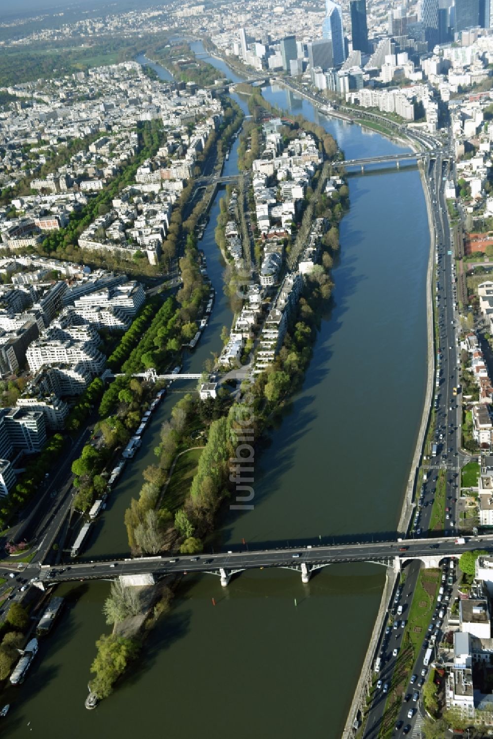 Luftbild Levallois-Perret - Insel am Ufer des Flußverlaufes Senne in Levallois-Perret in Ile-de-France, Frankreich