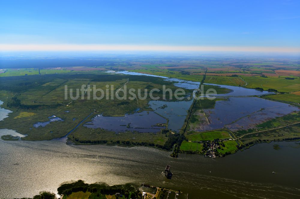 Luftbild Bugewitz - Insel am Ufer des Flußverlaufes des Stettiner Haffs im Ortsteil Kamp in Bugewitz im Bundesland Mecklenburg-Vorpommern