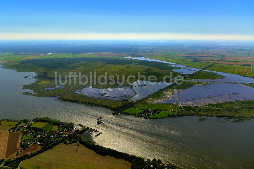 Luftaufnahme Bugewitz - Insel am Ufer des Flußverlaufes des Stettiner Haffs im Ortsteil Kamp in Bugewitz im Bundesland Mecklenburg-Vorpommern