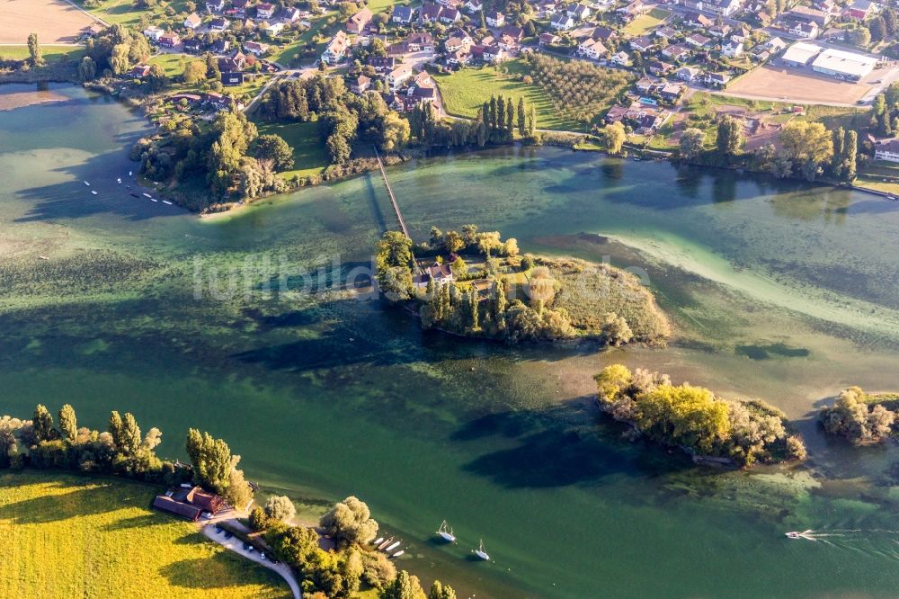 Luftaufnahme Stein am Rhein - Insel Werd am Ufer des Flußverlaufes des Rhein in Stein am Rhein im Kanton Schaffhausen, Schweiz