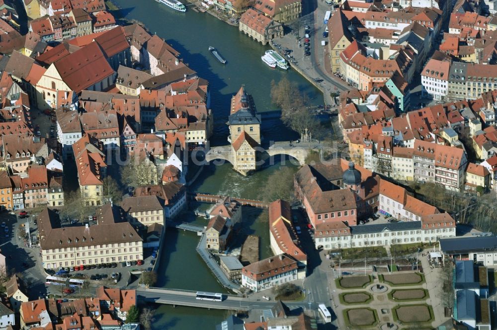 Bamberg aus der Vogelperspektive: Inselsatdt mit altem Rathaus in Bamberg im Bundesland Bayern