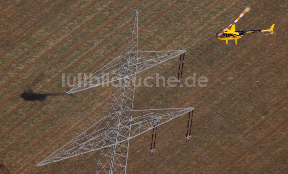 Drensteinfurt aus der Vogelperspektive: Inspektion der Masten und Hochspannungsleitungen eines Energieversorgers durch einen Helikopter im Tiefflug bei Drensteinfurt im Bundesland Nordrhein-Westfalen