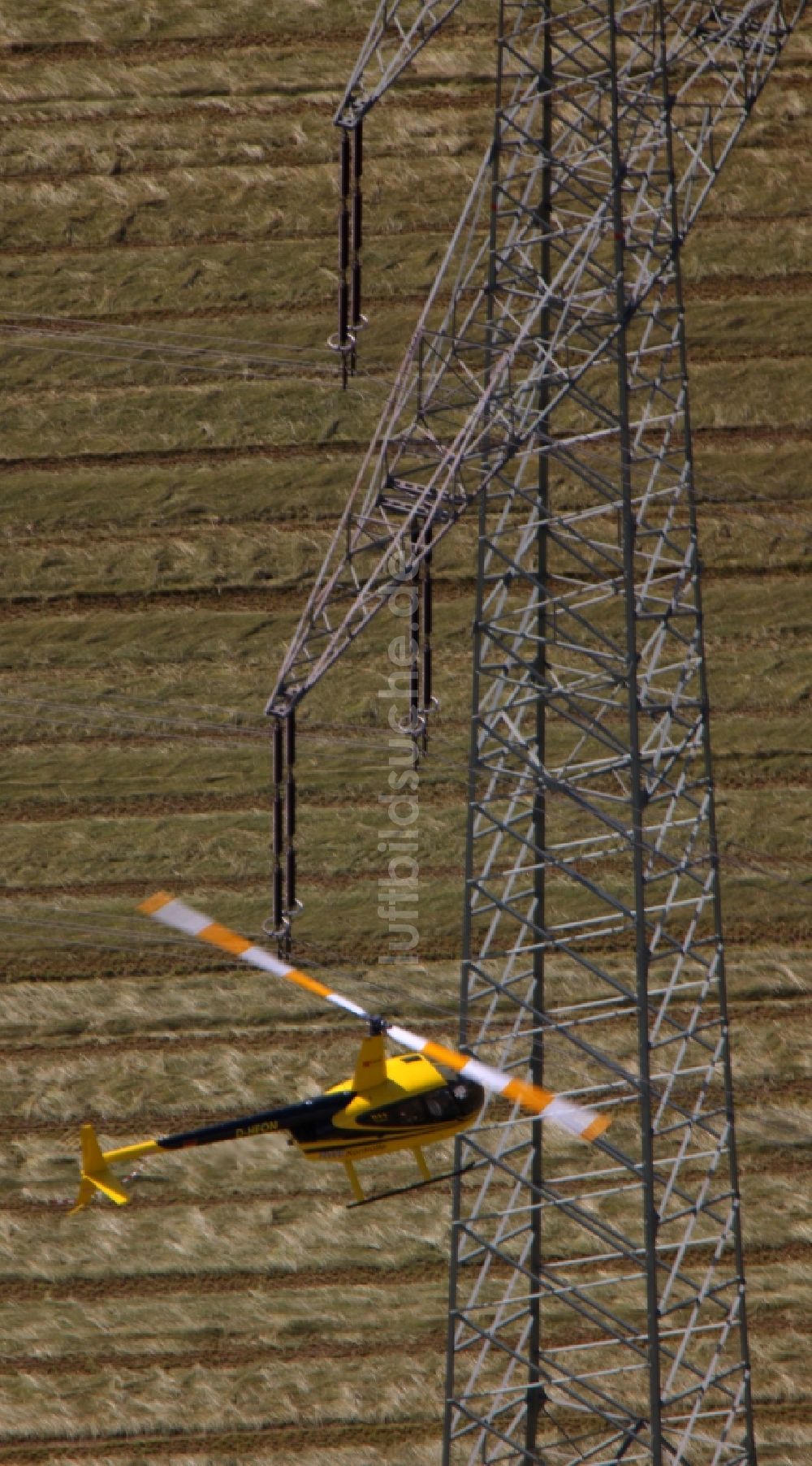 Luftbild Drensteinfurt - Inspektion der Masten und Hochspannungsleitungen eines Energieversorgers durch einen Helikopter im Tiefflug bei Drensteinfurt im Bundesland Nordrhein-Westfalen