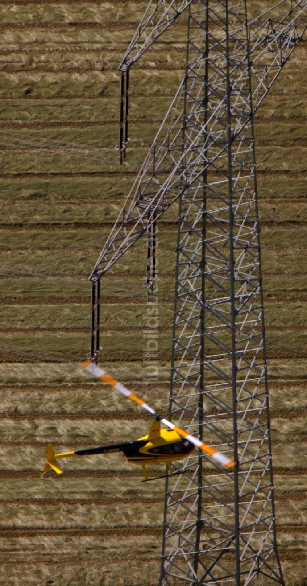 Luftaufnahme Drensteinfurt - Inspektion der Masten und Hochspannungsleitungen eines Energieversorgers durch einen Helikopter im Tiefflug bei Drensteinfurt im Bundesland Nordrhein-Westfalen