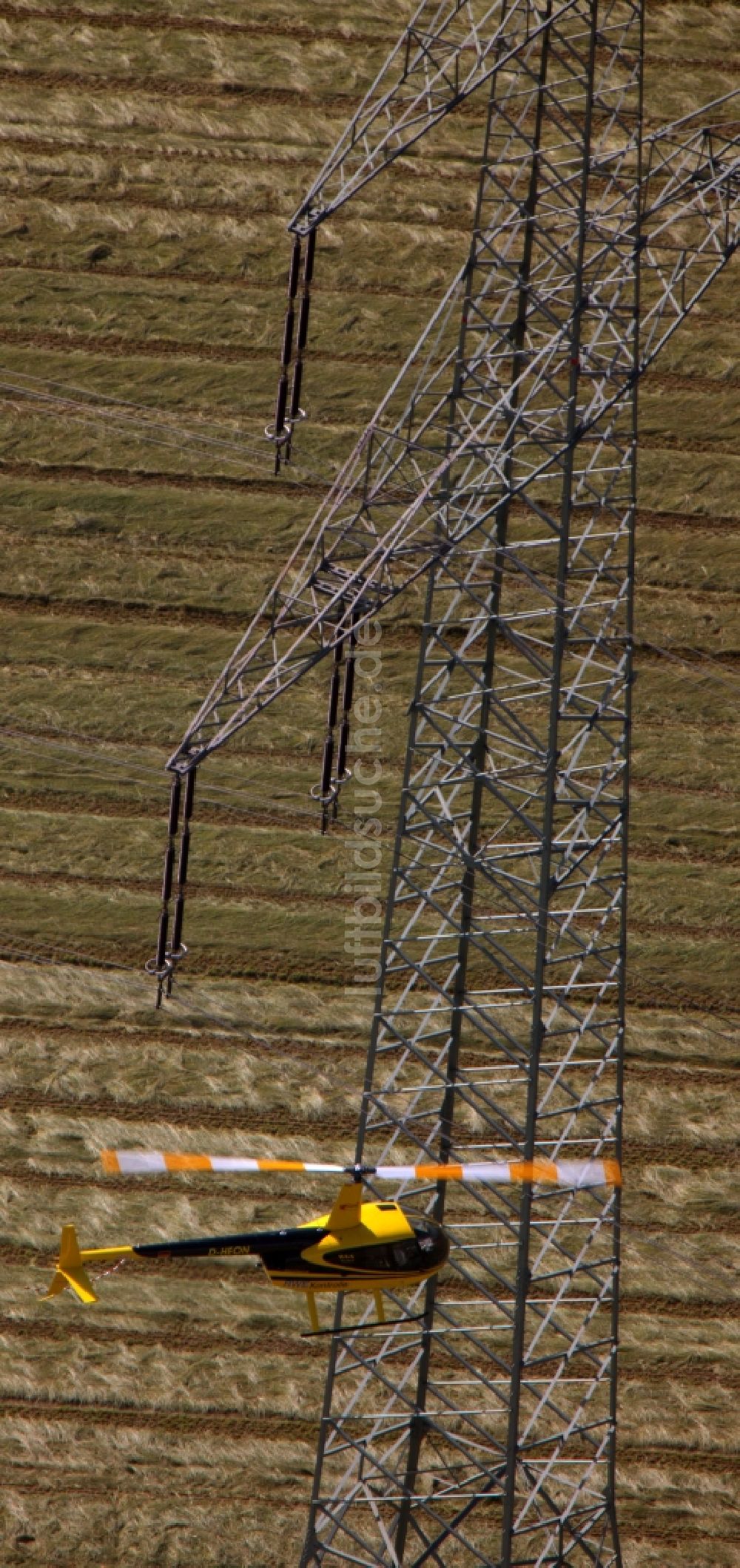 Drensteinfurt von oben - Inspektion der Masten und Hochspannungsleitungen eines Energieversorgers durch einen Helikopter im Tiefflug bei Drensteinfurt im Bundesland Nordrhein-Westfalen