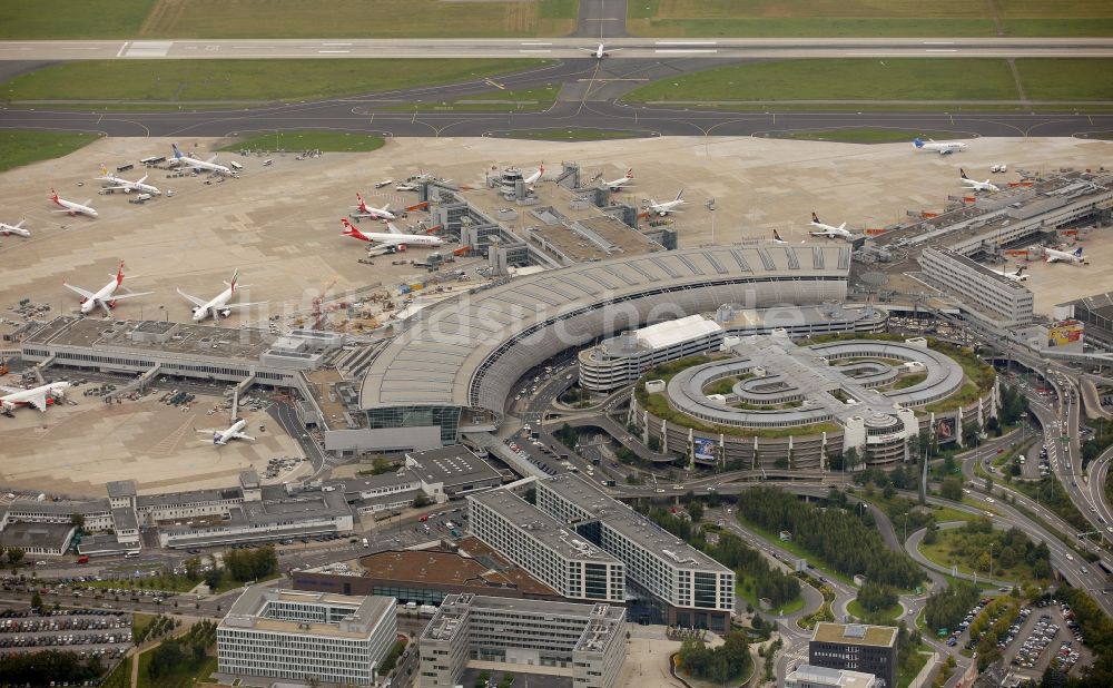 Düsseldorf von oben - Internationaler Flughafen in Düsseldorf im Bundesland Nordrhein-Westfalen