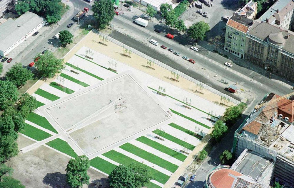 Luftbild Berlin - Invalidenpark / Denkmal am ehem. Grenzübergang Invalidenstraße in Berlin-Mitte