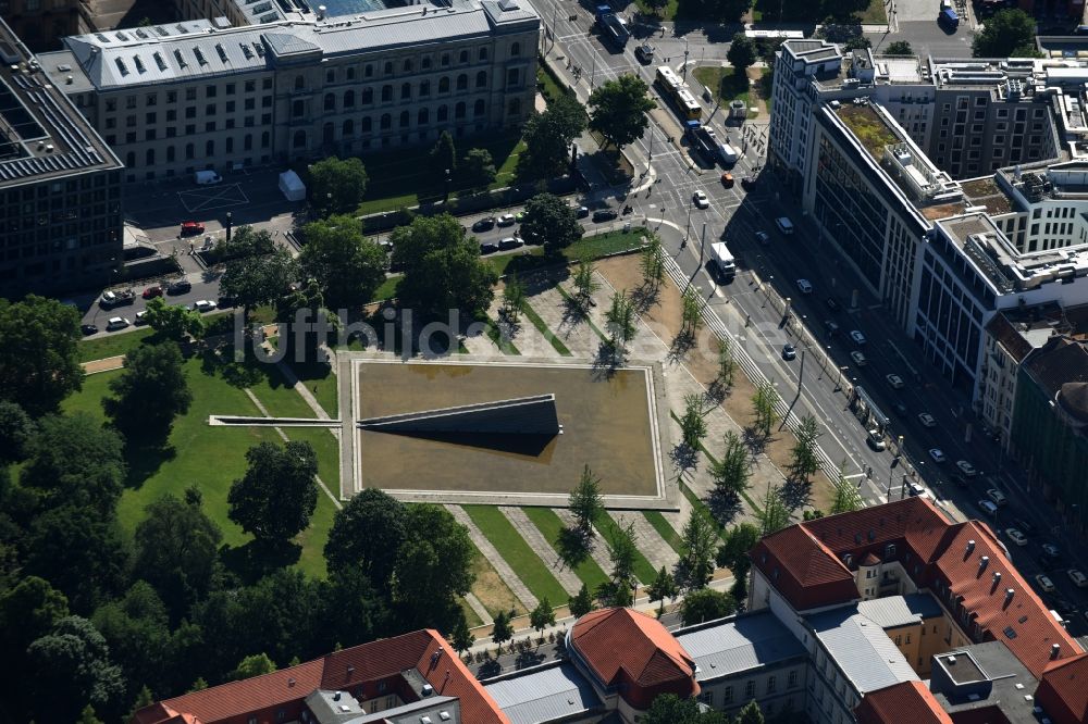 Luftbild Berlin - Invalidenpark mit Mauerbrunnen an der Invalidenstraße im Stadtbezirk Mitte von Berlin