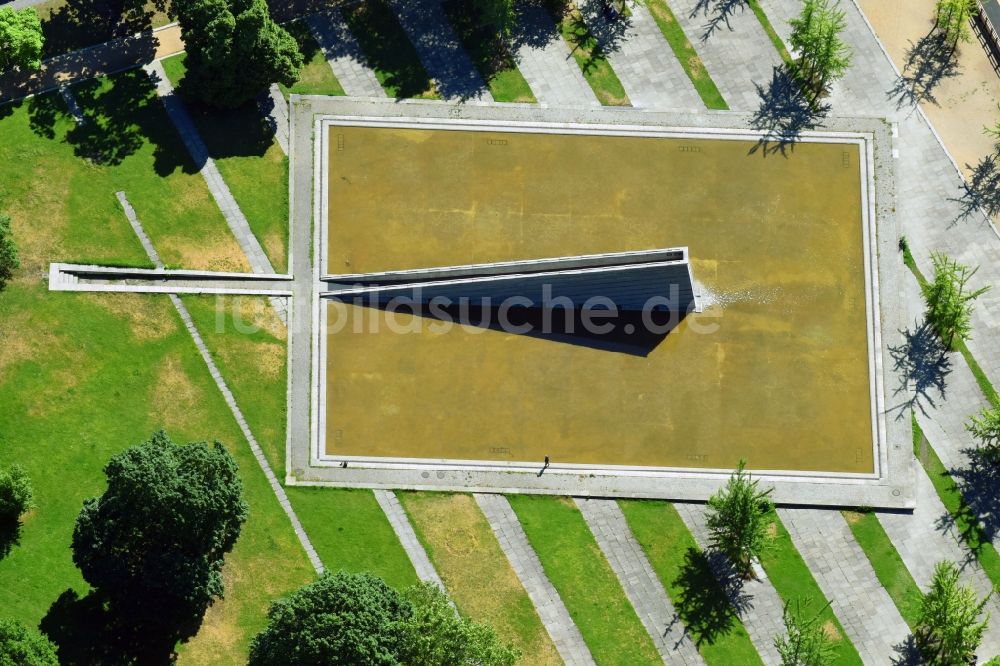 Berlin von oben - Invalidenpark mit Mauerbrunnen an der Invalidenstraße im Stadtbezirk Mitte von Berlin